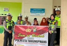 Sat Lantas Polresta Tanjungpinang Laksanakan Jum'at Berkah di  Panti Asuhan