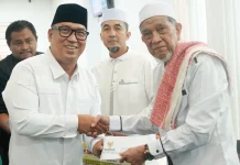 Wagub Kepri Serahkan Bantuan saat Safari Ramadan