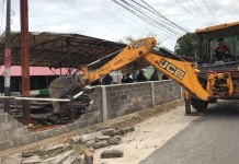 Satpol PP Tanjungpinang Bongkar Paksa Pagar Bangunan
