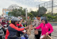 Polsek Bintan Utara Bersama Bhayangkari Cabang Bintan Berbagi Takjil