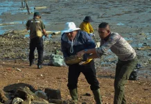 Ngabuburit Bermanfaat, Gubernur Ansar Bersihkan Laut Pulau Penyengat