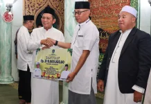 Gubernur Ansar Salurkan Hibah Masjid Saat Safari Ramadhan