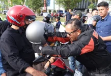 Kapolda Kepri Bersama HDCI Batam - Kepri Bagikan Helm dan Takjil