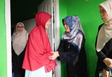 Deby Maryanti Silaturahmi dan Bantu Lansia Bintan