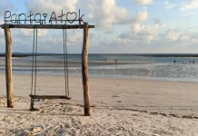 Pantai Atok Dipadati Wisatawan saat Libur Lebaran