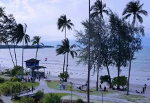 Masyarakat Manfaatkan Libur Lebaran Berwisata ke Pantai Trikora dan Lagoi