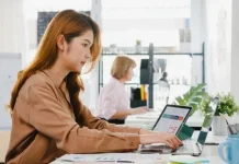 di tengah Aturan WFO dan WFA, Pegawai Tetap Profesional Jalani Tugas