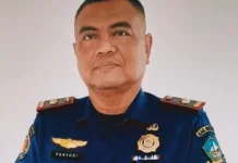 Damkar Tanjung Uban Distribusikan Air ke Masyarakat