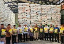 Ansar Salurkan Bangan Natuna Sambil Serukan Gerakan Hemat Pangan
