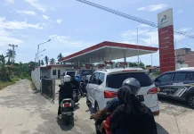 SPBU Dibuka, Antrean Mengular Warga Tetap Sabar