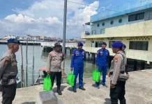 Polairud Tanjungpinang Bagikan Bantuan Sosial kepada Warga Pesisir