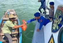 Polairud Tanjungpinang Bagikan Tiga Puluh Paket Sembako Warga