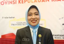 Misni Ukir Sejarah: Srikandi Pertama Sekda Kepri Definitif