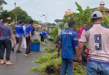 KUA Lingga Bersama Warga Bersihkan Kawasan Kampung China