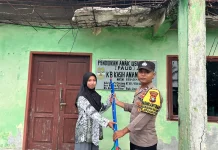 Bhabinkamtibmas Busung Panjang Salurkan Alat Kebersihan untuk Warga