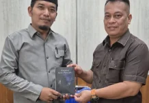 Bupati Lingga Terima Buku Karya Putra Daerah Inspiratif