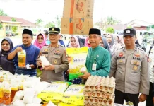 Pemkab Lingga Jual Sembako Murah, Warga Serbu Lapangan Daik
