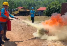 Damkar Lingga Latih Pegawai PLN Hadapi Bahaya Kebakaran