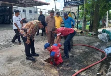 Wali Kota Tanjungpinang Tinjau Drainase Tersumbat, Ancam Potong Kabel Optik
