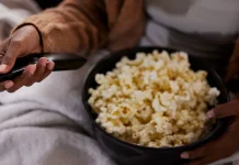 Hati-hati, Binge Watching Picu Risiko Kesehatan