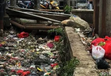 Tumpukan Sampah di Parit Bintan Plaza, Warga Ingatkan Kebersihan