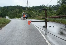 Cuaca Ekstrem Robohkan Tiang Listrik PLN Senggarang