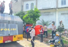 Polres Bintan bersama Batalyon Pelopor B Satbrimob Polda Kepri Bantu Air Bersih