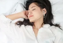 Bahaya Tidur Menggunakan Earphone Bagi Kesehatan Telinga Anda