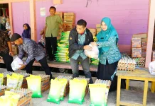 Pemkab Lingga Salurkan 81 Paket Sembako untuk Korban Bencana
