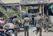 Satpol PP Lingga Tertipkan PKL di Pasar
