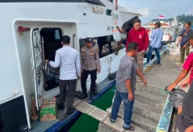 Polisi Kawal Arus Kapal Ferry di Pelabuhan Jagoh