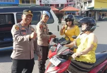 Sambut HUT RI Polsek Tanjungpinang Kota Bagikan Bendera