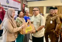 Ringankan Beban Warga, Pemprov Kepri Bagi 1.820 Paket Sembako