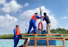 Satpolairud Polres Bintan Bagikan Bendera Merah Putih kepada Nelayan