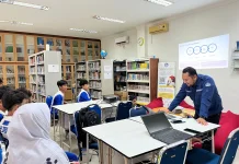 Siswa MTs Madani Tebuireng Bintan Belajar Membuat Poster dengan ChatGPT