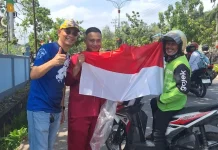 Disnakertrans Kepri Bagikan Puluhan Bendera Merah Putih Sambut HUT Ke-81 RI