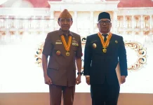 Wagub Kepri Nyanyang Haris Pratamura Dianugerahi Bintang LVRI