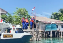 Satpolairud Polres Bintan Bagikan Bendera Merah Putih ke Nelayan Pesisir