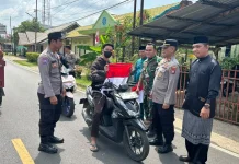 Polri-TNI dan Pemkab Lingga Bagikan Bendera Merah Putih