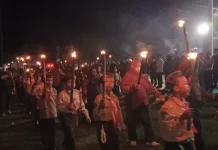 Ratusan Pelajar Meriahkan Pawai Obor HUT RI