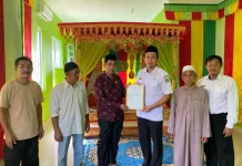 KUA Lingga Serahkan AIW kepada Pengurus Masjid Al Mubarak Kampung Padang