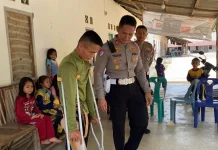 Satlantas Polres Bintan Berikan Kaki Palsu untuk Korban Kecelakaan