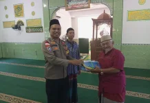 Polsek Bintan Timur Bagikan Sandal ke 12 Masjid dan Surau