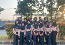 Semangat Tak Surut, Siswi MAN Tanjungpinang Taklukkan Rute Gerak Jalan 8 Kilometer