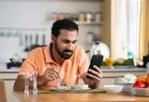 Makan Sambil Menonton HP Bisa Ganggu Kesehatan