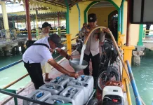 Polsek Tanjungpinang Kota Distribusikan 25 Ton Air Bersih ke Pulau Penyengat