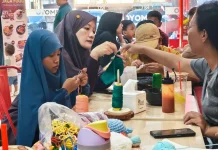 Irma Gratiskan Les Merajut untuk Warga Tanjungpinang
