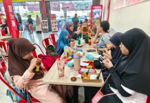 Tongkrongan Es Krim Jadi Ruang Kreatif, Anak-anak Belajar Merajut