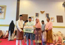 10 Siswa MTs Aqidatunnajin Lingga Terima Beasiswa