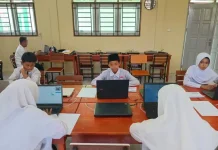 Sembilan Murid MTsN Lingga Adu Kemampuan di OMI